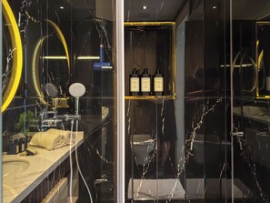 Shower, hair dryer, towels, soap - Qoople Excellence A-23 - Cozy 1-bedroom apartment with AC in serene Alanya (Alanya)