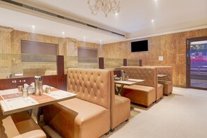 Dining - Super Deluxe RoomHotel Sri Chakra Inn (Chennai)