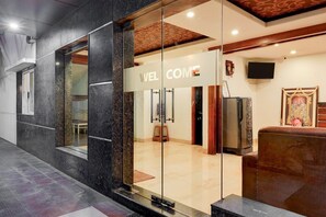Lobby - DeluxeHotel Sri Chakra Inn (Chennai)