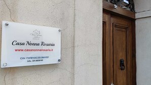 Señal de Casa Nonna Rosaria, con dirección web e información de contacto.