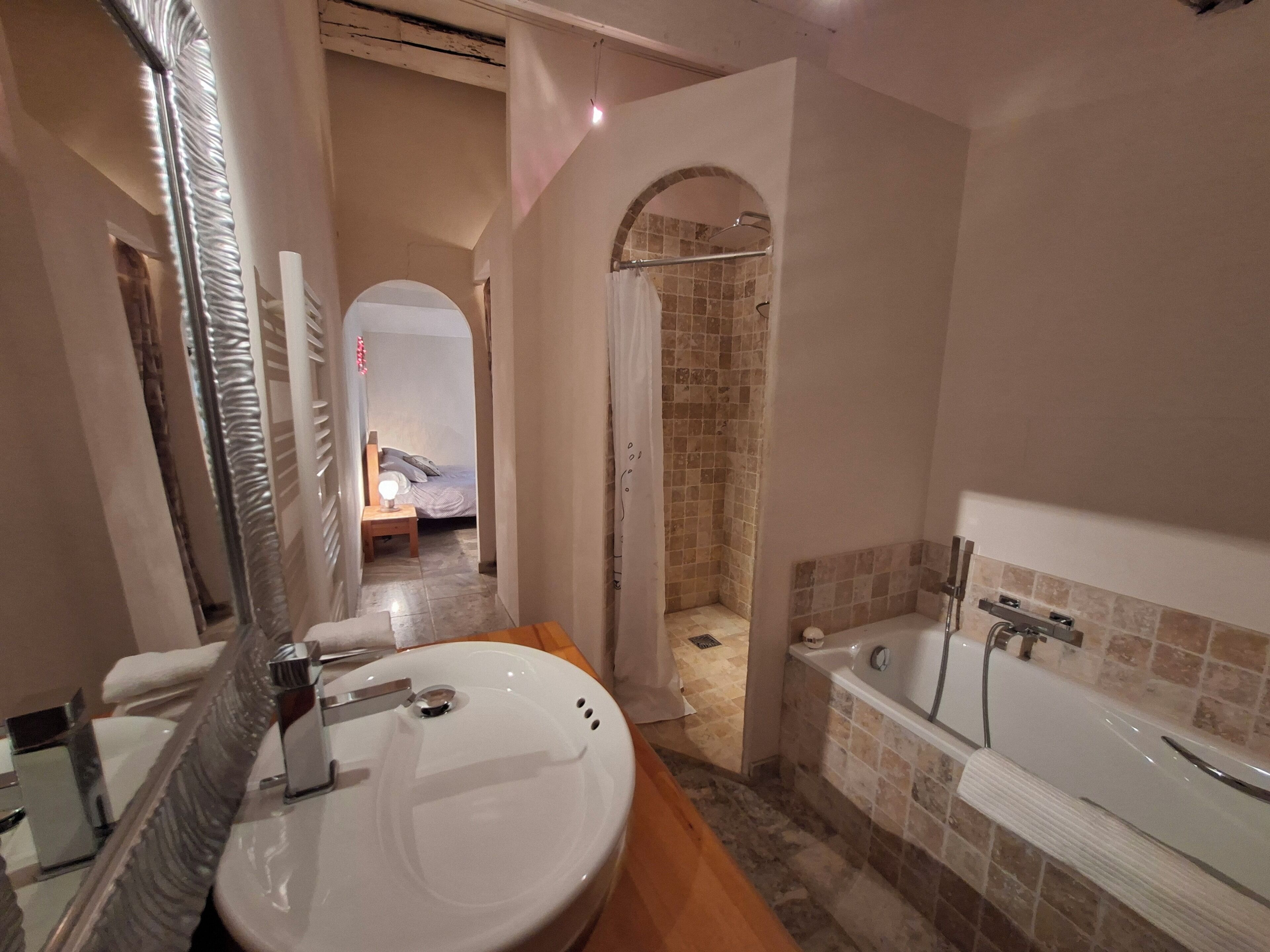 Douche, serviettes fournies, savon, papier toilette