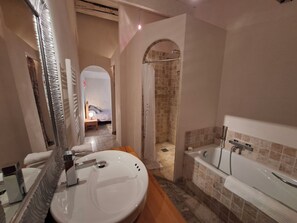 Dusche, Handtücher, Seife, Toilettenpapier