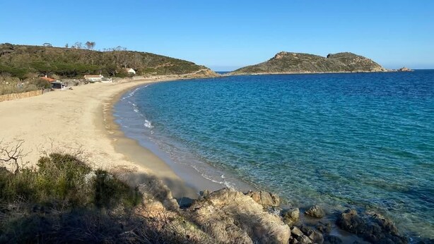 A beach with clear blue water, sandy shore, and rocky outcrops. - T2 air-conditioned, Wifi broadband, garden level, Gigaro beach and paths 500m away (La Croix-Valmer)