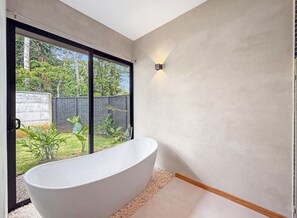 Douche, serviettes fournies, savon, papier toilette