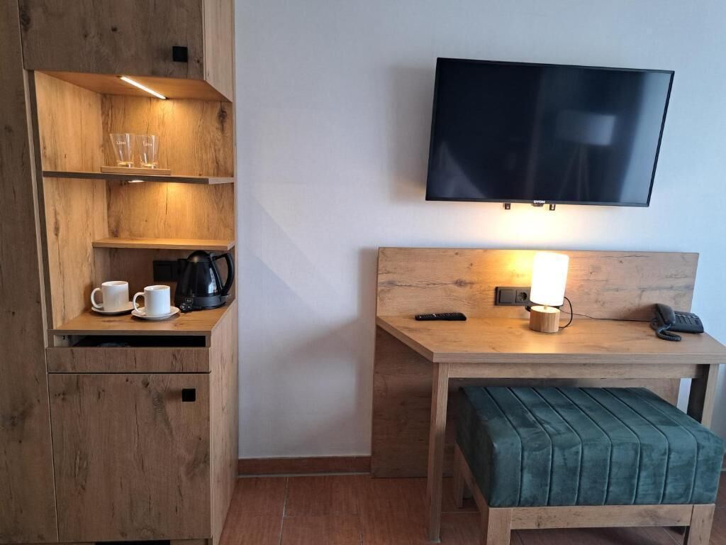 Caja de seguridad en la habitación y tabla de planchar con plancha 
