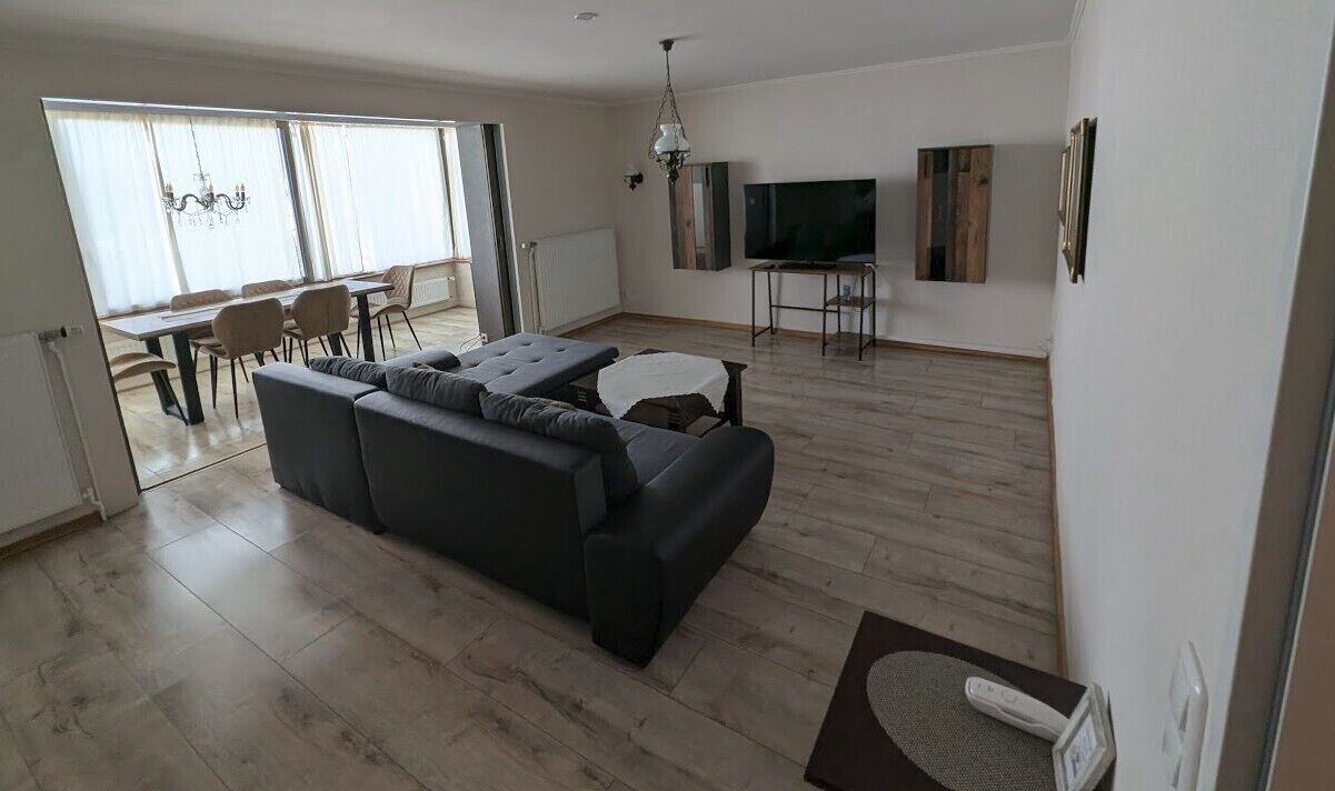 Caja de seguridad en la habitación y tabla de planchar con plancha 