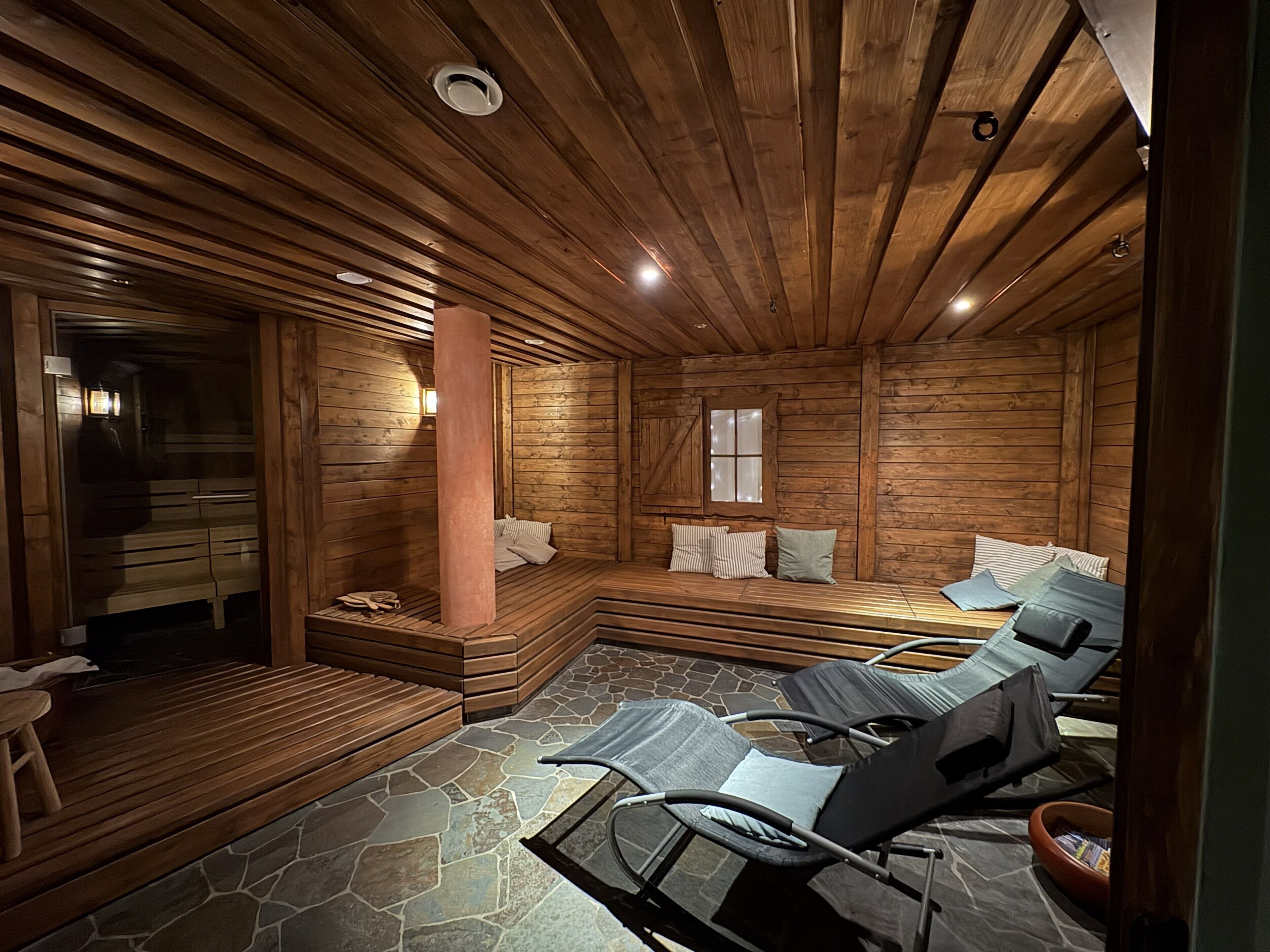 Een sauna, een stoombad, een Turks bad/hammam, lichaamsbehandelingen
