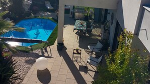 A modern house with a pool, outdoor seating, and a view of the countryside. - Spacious architect-designed villa in quiet location with tourist access PÉZENAS.BEZIERS.SETE.AGDE (Laurens)