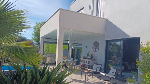 A modern house with a patio, outdoor seating, and a pool. - Spacious architect-designed villa in quiet location with tourist access PÉZENAS.BEZIERS.SETE.AGDE (Laurens)