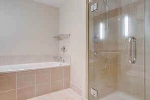 Hair dryer, towels - Viaduct Harbour Studio with Kitchen and Laundry (Auckland CBD)
