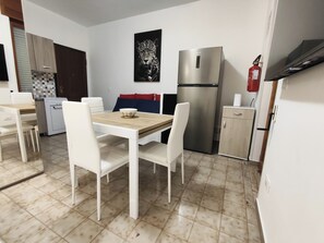 Dining - Salento abode a stone's throw from the sea - independence and relaxation in Baia Verde (Baia Verde)