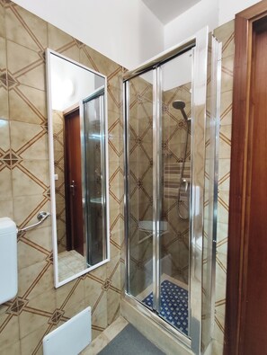 Hair dryer, towels, soap, toilet paper - Salento abode a stone's throw from the sea - independence and relaxation in Baia Verde (Baia Verde)