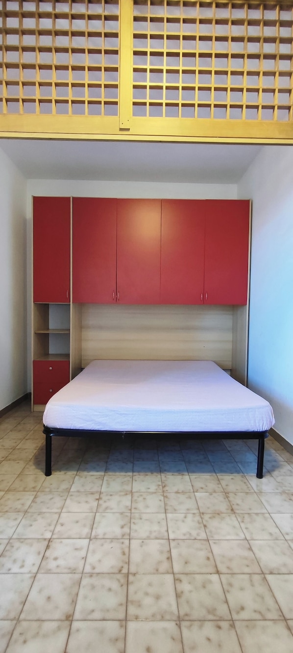 1 bedroom, bed sheets
