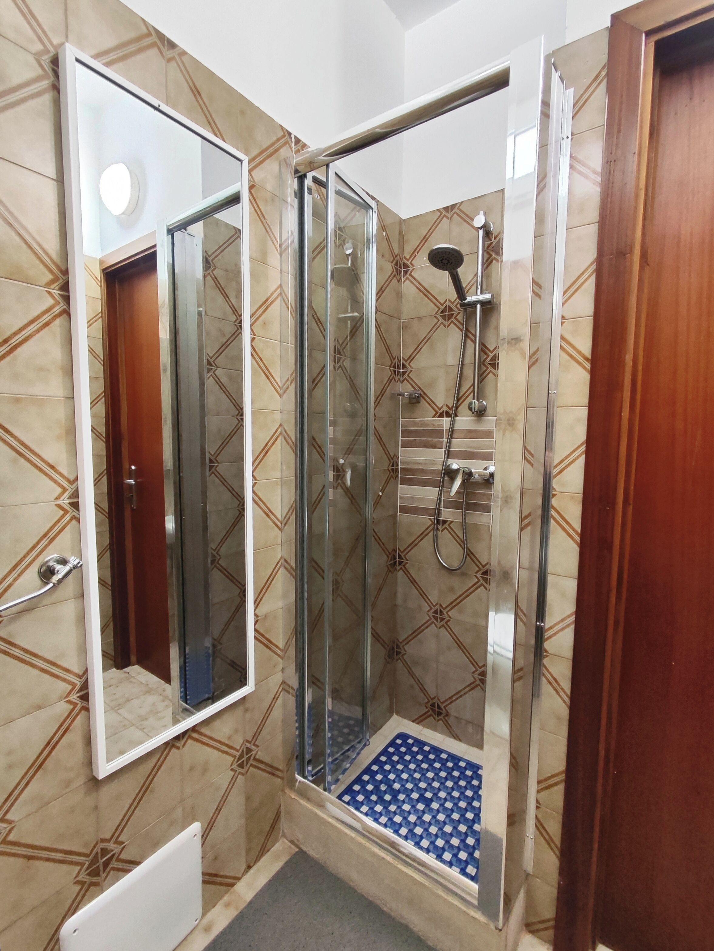 Haartrockner, Handtücher, Seife, Toilettenpapier