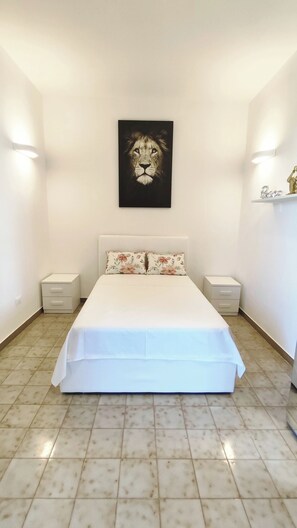1 bedroom, bed sheets - Salento abode a stone's throw from the sea - independence and relaxation in Baia Verde (Baia Verde)