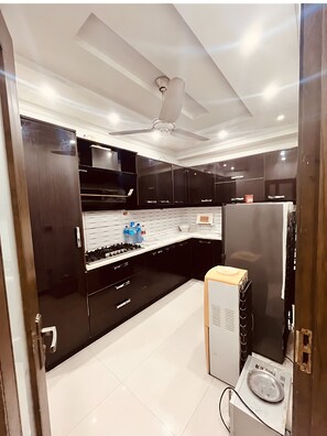Refrigerador, placa de cocina, utensilios de cocina