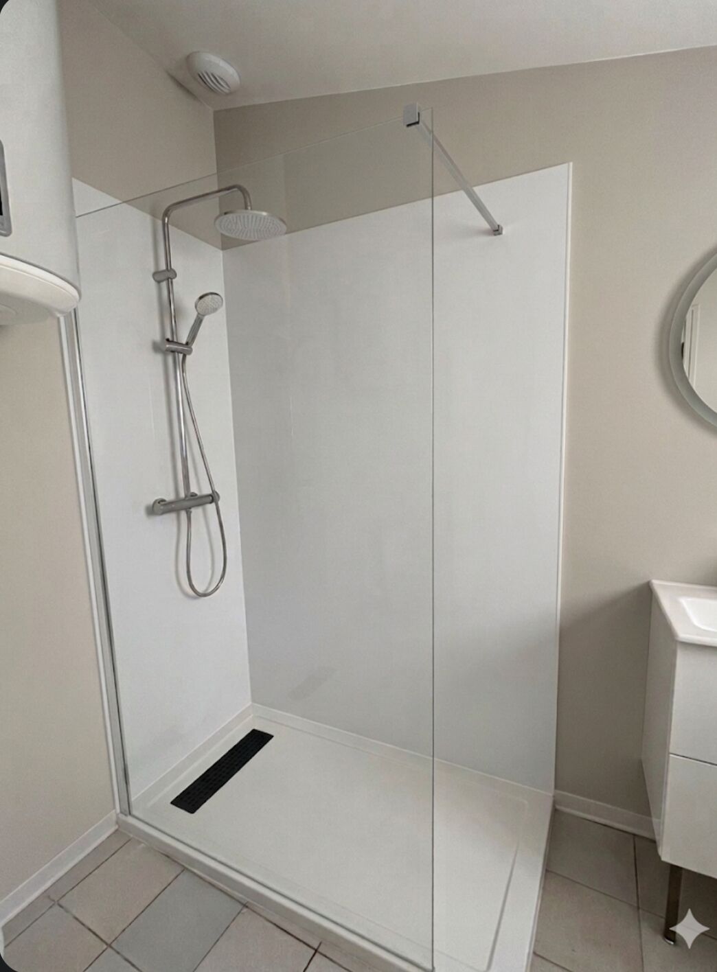 Secadora de cabello y papel de baño 