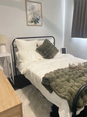 1 bedroom, desk, iron/ironing board, free WiFi - Private Guest Suite in Mt Louisa, 15 minutes Airport Access (Mount Louisa)