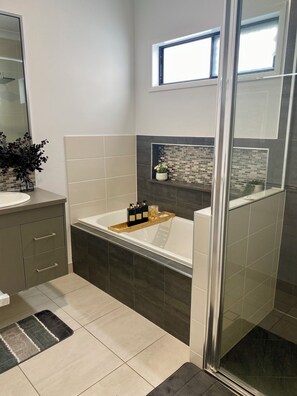 Hair dryer, towels, soap, shampoo - Private Guest Suite in Mt Louisa, 15 minutes Airport Access (Mount Louisa)