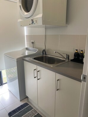 Fridge, microwave, coffee/tea maker, electric kettle - Private Guest Suite in Mt Louisa, 15 minutes Airport Access (Mount Louisa)