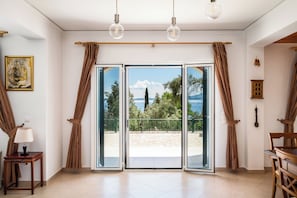Villa, sjøutsikt | Oppholdsområde | En 55-tommers smart-TV med kabel-kanaler