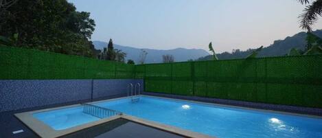 8 outdoor pools
