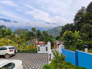 Property grounds - Cool Nest Pool Villa Munnar by VOYEHOMES (Devikolam)