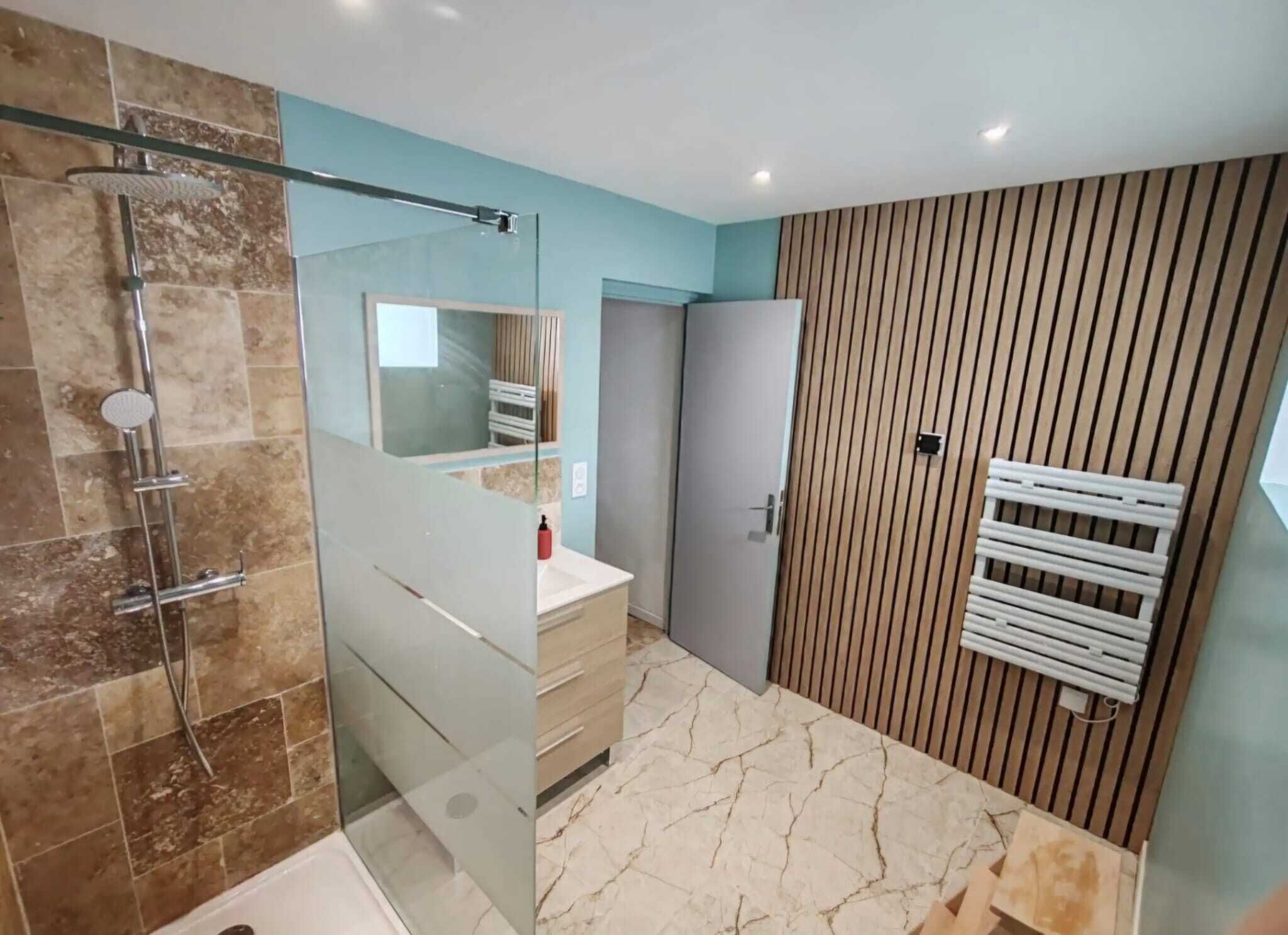 Dusche, Haartrockner, Handtücher, Toilettenpapier