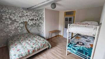 3 bedrooms, travel cot, free WiFi, bed sheets