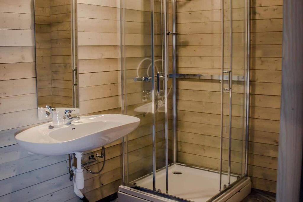 Shower, towels, soap, shampoo