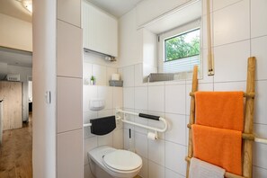 Shower, hair dryer, towels - Ground Floor Apartment (Lichtenau)