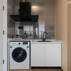 Habitación doble Confort, vista a la ciudad | Cocineta privada | Refrigerador, microondas, utensilios de cocina y artículos de limpieza 
