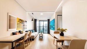 Una sala de estar moderna con sofá, mesa de centro y comedor.