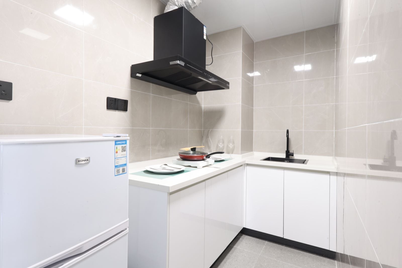 Executive Double Room, City View | Private kitchenette | Fridge, microwave, cookware/dishes/utensils, cleaning supplies