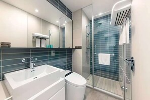 Superior Double Room, City View | Bathroom