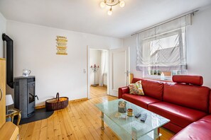 TV, fireplace, stereo - Upstairs Apartment in Husen’s Altenautal, Near Paderborn (Lichtenau)