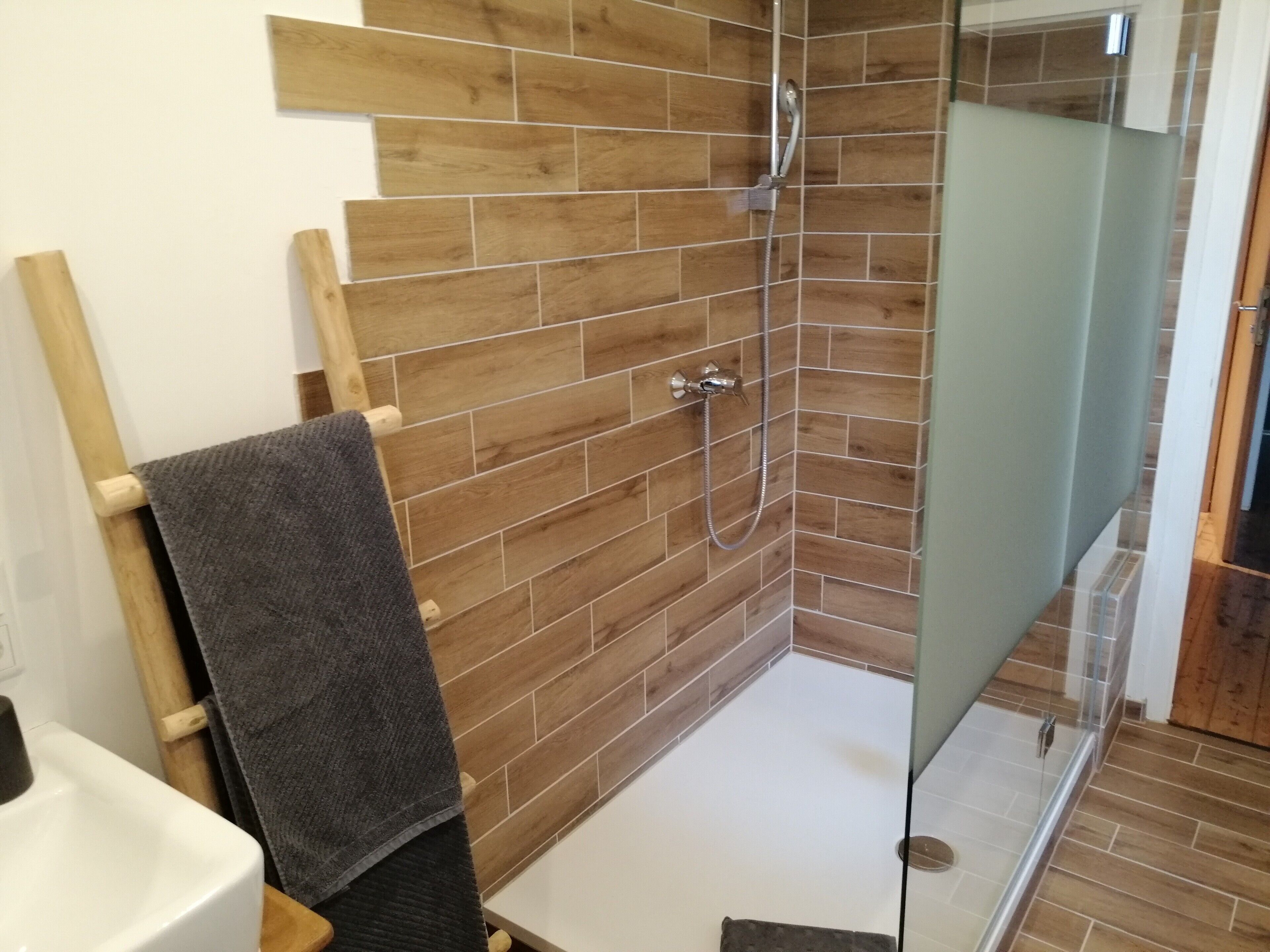 Douche, séchoir à cheveux, serviettes fournies