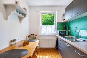Fridge, microwave, oven, stovetop - Upstairs Apartment in Husen’s Altenautal, Near Paderborn (Lichtenau)