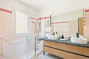 Shower, hair dryer, bidet, towels - Sea View | Quiet & Green | 8 People | Air Conditioning & BBQ (Hyères)