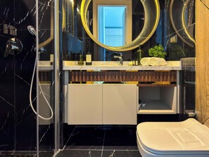 Shower, hair dryer, towels, soap - Qoople Excellence C-52 - Cozy 1-bedroom apartment with the sea view (Alanya)