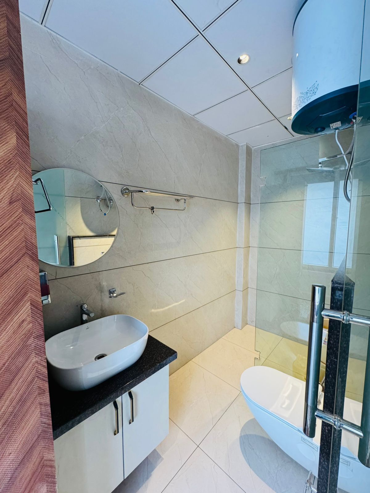 Duschwanne, Seife, Shampoo, Toilettenpapier