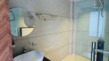 Duschwanne, Seife, Shampoo, Toilettenpapier
