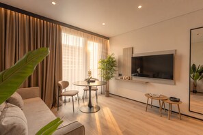スイート バルコニー シービュー | 低反発ベッド、セーフティボックス (室内)、防音設備、アイロン / アイロン台