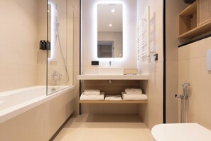 Sviitti, parveke, merinäköala | Kylpyhuone