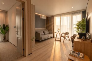 Suite Junior, balcon, vue mer | Coin séjour
