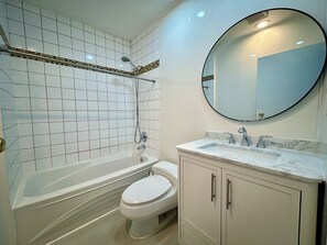 Hair dryer, bidet, towels, soap - West Van Retreat | 3BR Near Beach & Mountains (West Vancouver)