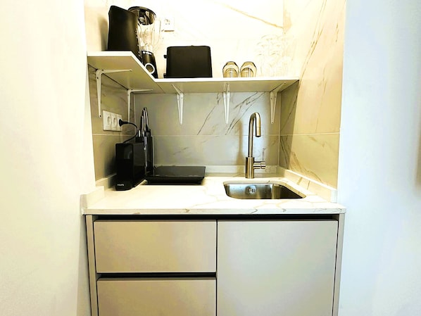 KĂŒhlschrank, Mikrowelle, Ofen, Herdplatte