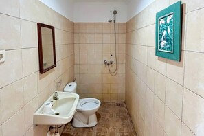 Standard Room | Bathroom - Cozzy HEPI Bungalo Lovina Singaraja Bali (Buleleng)