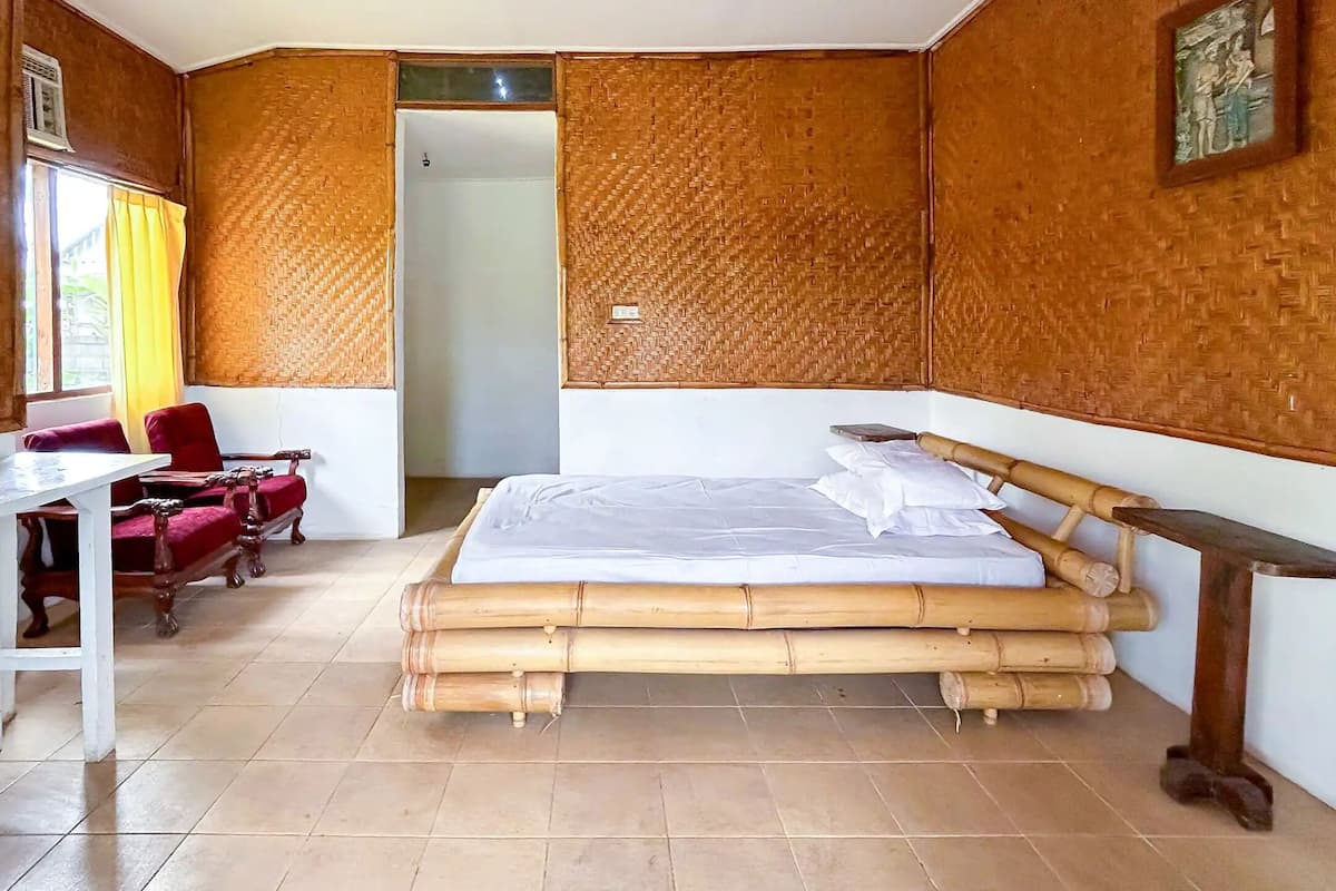 Ein Zimmer mit einem Bett, einem Schreibtisch und einem Stuhl.