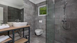 Douche, sèche-cheveux, serviettes fournies